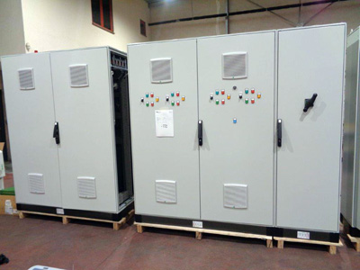 Elektriciteitskast met controlelampjes, draaischakelaars, meetapparatuur en ventilatorroosters geïnstalleerd op het frontpaneel, gemaakt met een CT2 ponsmachine en/of Grangier onderdeelsnijders.