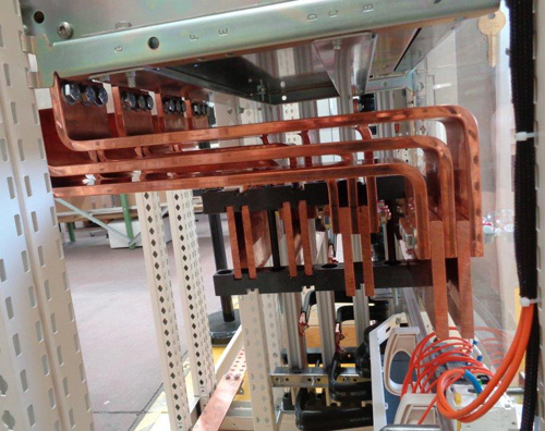 Koperen staven gebogen in het hoofd LV bord met behulp van Grangier schaar en buigmachine