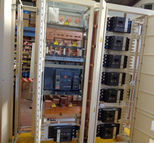 Hoofd LV-kast en stroomonderbrekers, 120x10 rail geknipt, gevouwen en geponst met Cisabarre CM1 en Plieuse PH1 machines