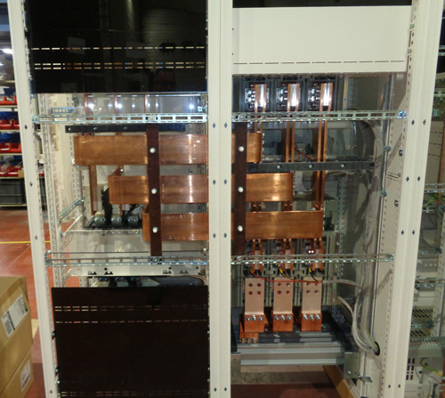 Koperen staven voor elektriciteitskasten gemaakt met gereedschap voor elektriciens, vouwmachines, buigmachines