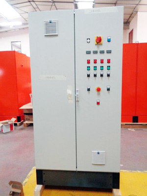 Elektrisch paneel afgewerkt met gereedschap voor elektriciens en paneelbouwers van de fabrikant Grangier, HORNZAAGMACHINES, ONDERDEELHOUDER EN PORTABELE POMPEN