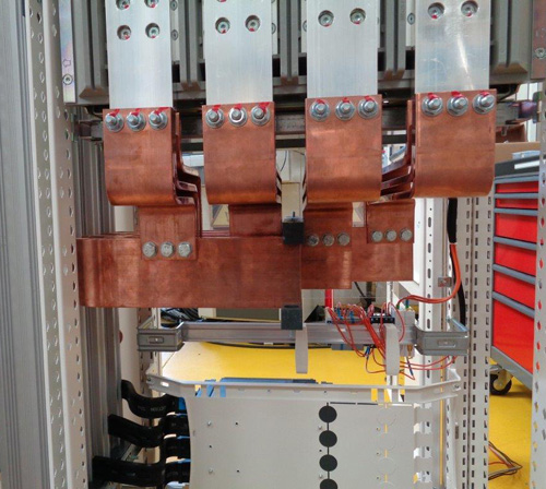 Koperen staaf van de binnenkant van een TGBT-kast/elektrisch paneel gemaakt met gereedschap voor paneelbouwers en elektriciens zoals PUNCHING MACHINES, SHEARS