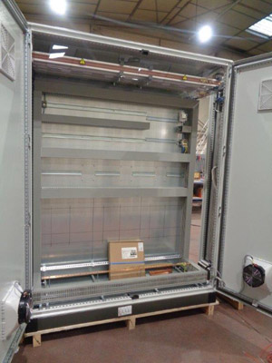 Interieur van een elektriciteitskast, met kabelgoten en Din-rails, gemaakt met Coup'goulotte- en Coup'Din-apparatuur