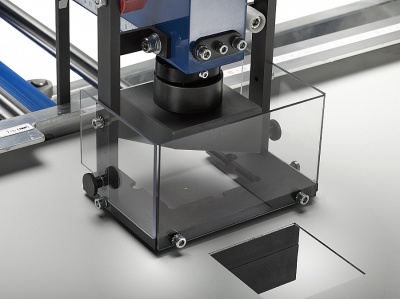 Beschermende behuizing voor elektrohydraulische ponsmachine voor deuren, panelen en schakelborden